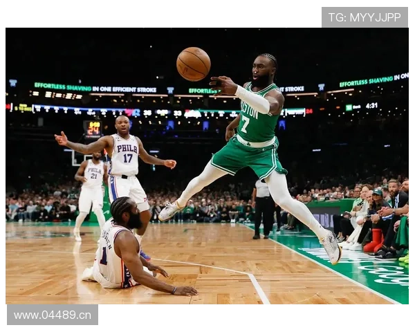 布朗无球切入牵制防守，较以往更拉开塔图姆单打空间